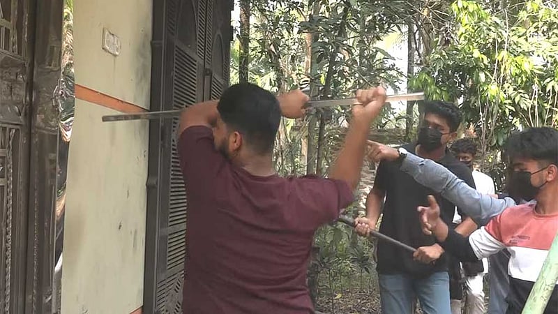 নোয়াখালীতে ওবায়দুল কাদেরের গ্রামের বাড়িতে ভাঙচুর-আগুন