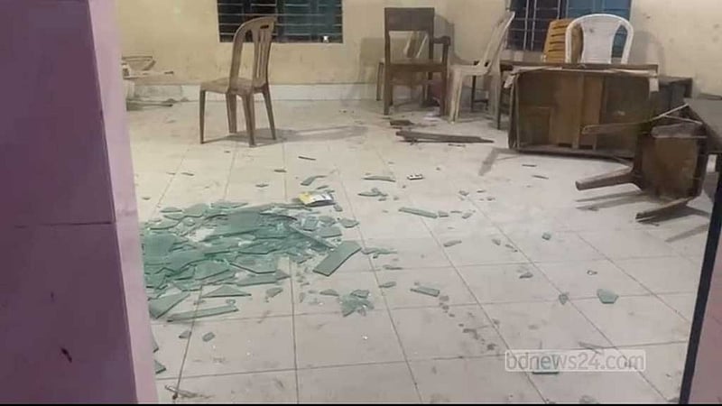 নোয়াখালীতে থানায় সালিশ বৈঠকে মারামারি-ভাঙচুর, গ্রেপ্তার ৬