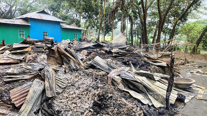 নোয়াখালীতে চুলা থেকে বাড়িতে আগুন, দগ্ধ স্বামী-স্ত্রীর মৃত্যু