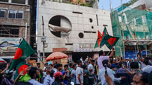বিএনপির ‘কৃপা’ নাকি ‘ব্যর্থতা’: কার হাতে আওয়ামী লীগের ভবিষ্যৎ?