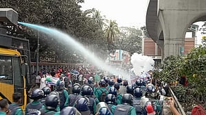 আউটসোর্সিং কর্মীদের অবরোধে জলকামান, সাউন্ড গ্রেনেড