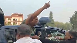 পাবনায় পুলিশের গাড়ি থেকে আওয়ামী লীগ নেতাকে ছিনিয়ে নিল কর্মীরা