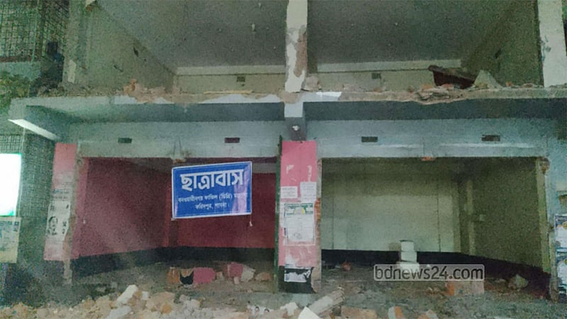 পাবনায় আওয়ামী লীগ কার্যালয় গুঁড়িয়ে টানানো হল মাদ্রাসার ছাত্রাবাসের সাইন বোর্ড