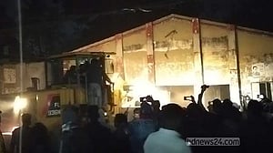 পাবনায় গুঁড়িয়ে দেওয়া হল আওয়ামী লীগ কার্যালয়, নামফলক ভাঙচুর