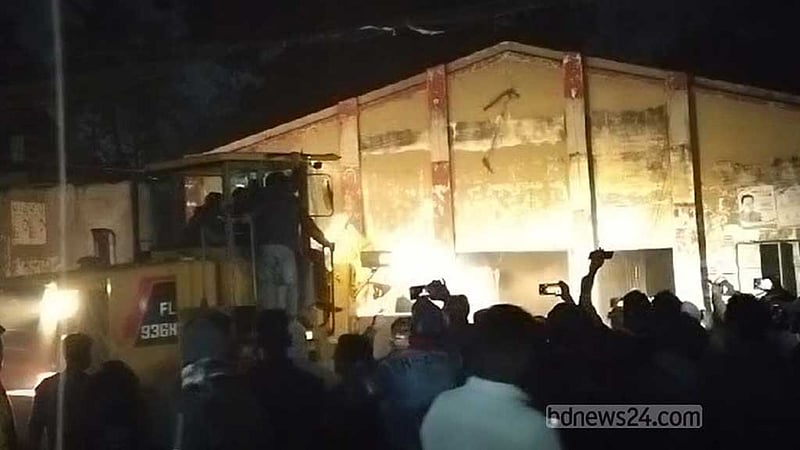 পাবনায় গুঁড়িয়ে দেওয়া হল আওয়ামী লীগ কার্যালয়, নামফলক ভাঙচুর