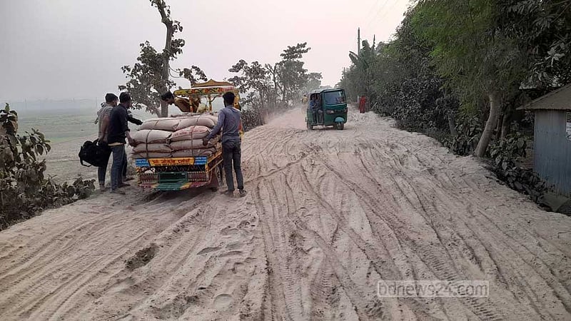 পাবনায় সড়কের কাজ ছেড়ে লাপাত্তা ঠিকাদার, ১২ কিলোমিটারে দুর্ভোগ