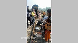 পাবনায় ট্রেনের ইঞ্জিন বিকল, যাত্রীদের খাওয়ালেন গ্রামবাসী