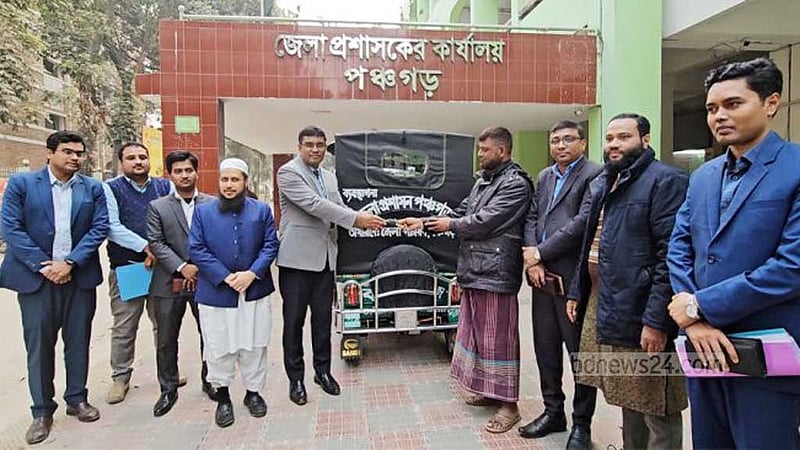 কিডনি বিক্রির বিজ্ঞাপন দেওয়া দম্পতি পেলেন ইজিবাইক