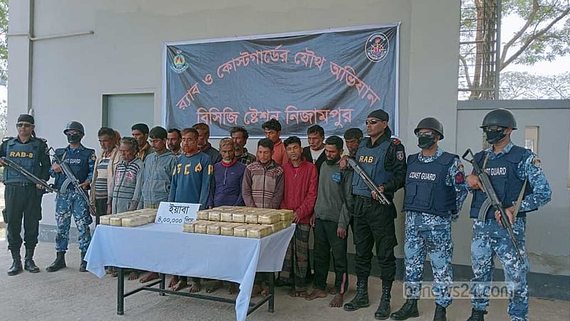 জেলে সেজে মাদক পাচারের সময় আটক ১৬, চার লাখ ইয়াবা জব্দ