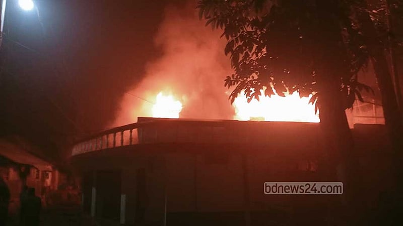 পিরোজপুরে সাবেক এমপি ও মেয়রের বাড়িতে আগুন