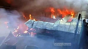 পিরোজপুরে অগ্নিকাণ্ডে ৪১ দোকান ভস্মীভূত
