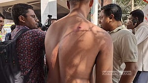 সচিবালয়ের সামনে চাকরিচ্যুত পুলিশ সদস্যদের লাঠিপেটা