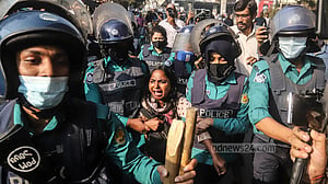 শাহবাগে চাকরিপ্রত্যাশীদের লাঠিপেটা, টিয়ারশেল ও জলকামান