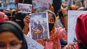 জাদুঘরের সামনে অবস্থানে নিয়োগপ্রত্যাশী শিক্ষকরা
