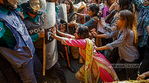 ধর্ষণবিরোধী পদযাত্রায় পুলিশের বাধা, ধস্তাধস্তি