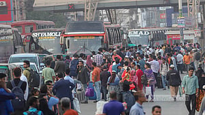 ছুটিতে ঘরমুখী মানুষ