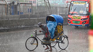 ফাগুনের দুপুরে হঠাৎ বৃষ্টি