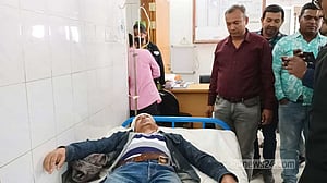 টেন্ডার জমার সময় দুপক্ষের হাতাহাতি, ভিডিও করায় সাংবাদিককে মারধর