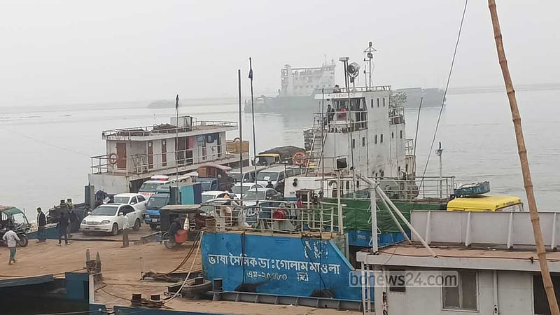 ৫ ঘণ্টা বন্ধ থাকার পর দৌলতদিয়া-পাটুরিয়া ফেরি চালু