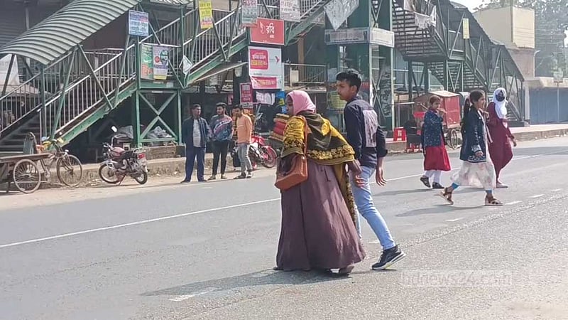 রাজবাড়ীতে ‘কাজে আসছে না’ আড়াই কোটি টাকার ফুটব্রিজ