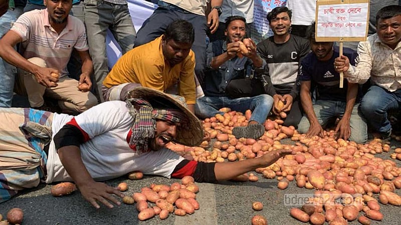 রাজশাহীতে হিমাগারের ভাড়া বৃদ্ধিতে আবারও সড়কে আলু ফেলে প্রতিবাদ