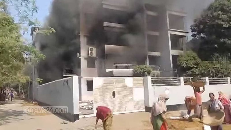 রাজশাহীতে সাবেক পররাষ্ট্র প্রতিমন্ত্রী শাহরিয়ার আলমের বাড়িতে আগুন