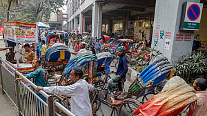 মেট্রো স্টেশন ঘিরে রিকশার জটলা