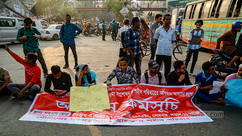 তিন দাবিতে শাহবাগে অভ্যুত্থানে আহতরা, সড়কে দুর্ভোগ