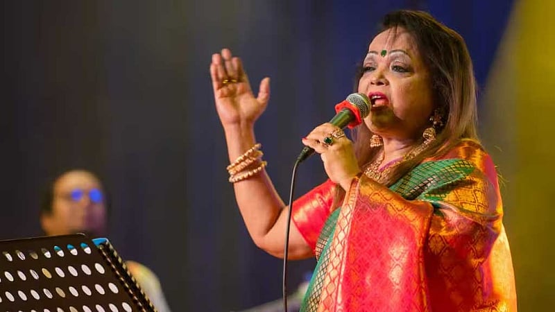 গানের মঞ্চে হঠাৎ অসুস্থ সাবিনা ইয়াসমিন
