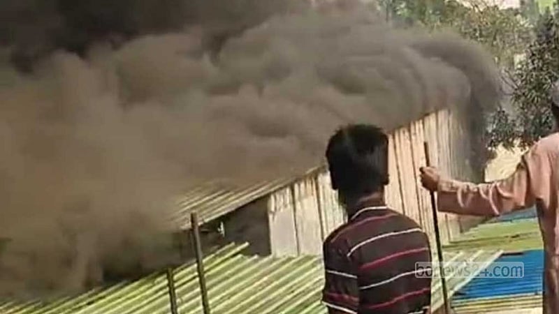 সাভারে ডাইং কারখানার আগুনে পুড়েছে কাপড়-কার্টন