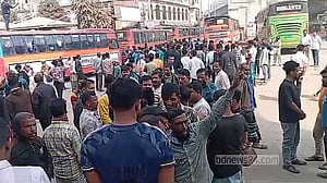 গোলাপি বাস: কাউন্টারভিত্তিক সেবায় অসন্তোষ শ্রমিকদের, অবরোধ