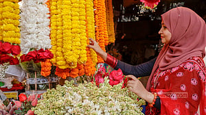 ফাগুনের আগে ফুলের সৌরভ ছড়াচ্ছে শাহবাগ