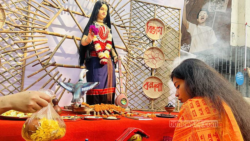 নারীর পৌরহিত্যে বীণাপানির আরাধনা জবিতে