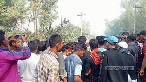 সিরাজগঞ্জে ট্রাকচাপায় বাইক আরোহীর মৃত্যু