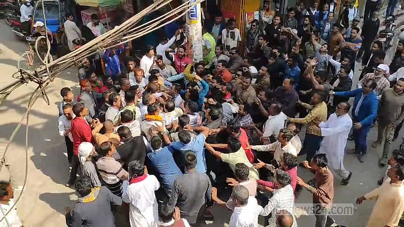 সিরাজগঞ্জে বিএনপি কার্যালয়ে প্রবেশ নিয়ে হাতাহাতি, আহত ১৫