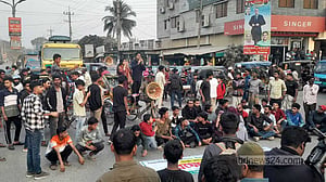 সিরাজগঞ্জে সড়ক-রেলপথ আটকে কমিটি বহালের দাবি বৈষম্যবিরোধীদের