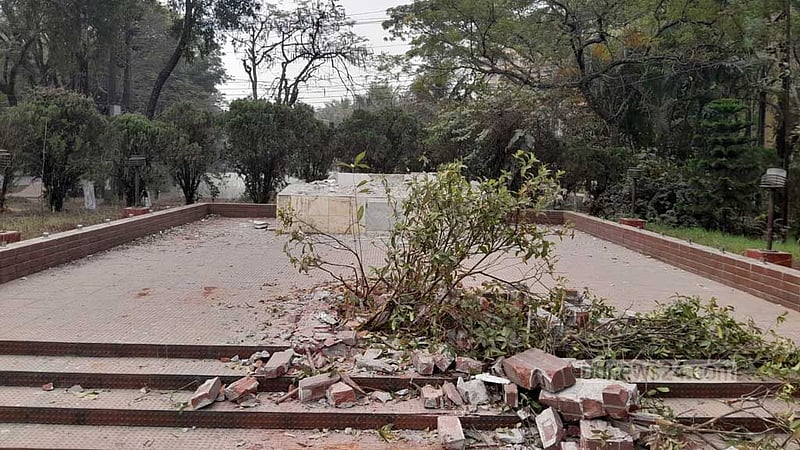 শাহজালাল বিশ্ববিদ্যালয়ে বঙ্গবন্ধুর ম্যুরাল উপড়ে ফেলা হয়েছে