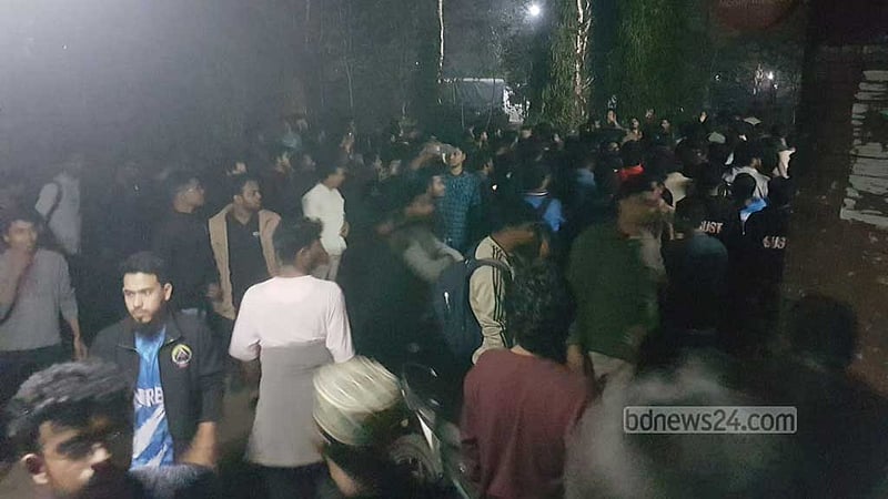 গাড়িতে ধাক্কা লাগায় শাবিপ্রবি শিক্ষককে মারতে আসা যুবককে পুলিশে সোপর্দ