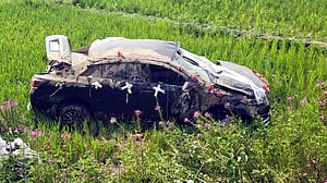 রেললাইনে উঠে বন্ধ হল বিয়ের গাড়ি, ট্রেনের ধাক্কায় ধানক্ষেতে