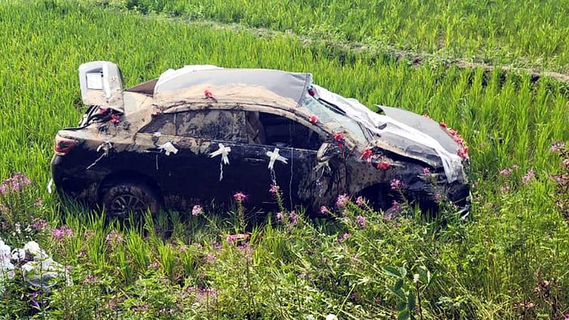 রেললাইনে উঠে বন্ধ হল বিয়ের গাড়ি, ট্রেনের ধাক্কায় ধানক্ষেতে