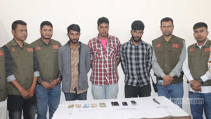 রাজশাহীগামী বাসে ডাকাতি-যৌন নিপীড়ন: সাভারে গ্রেপ্তার ৩