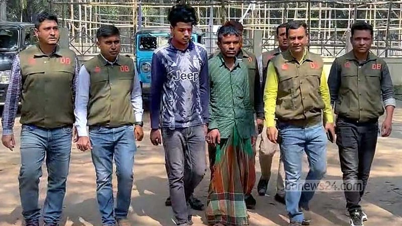 চলন্ত বাসে ডাকাতি-যৌন নিপীড়নের ঘটনায় দুই সহোদর গ্রেপ্তার