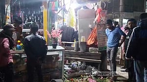 ভালোবাসা দিবসে ফুল বিক্রি করায় টাঙ্গাইলে দোকানে ভাঙচুরের অভিযোগ