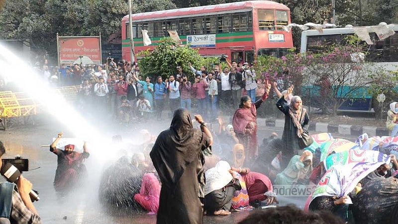 শিক্ষক পদে নিয়োগ বাতিল হওয়া প্রার্থীদের পদযাত্রায় টিয়ার শেল, জলকামান