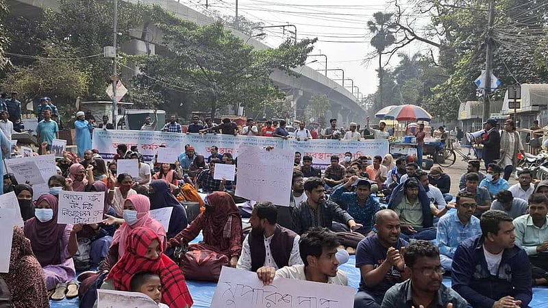 শিক্ষক পদে নিয়োগ বাতিল: শাহবাগে অবস্থান তৃতীয় দিনে