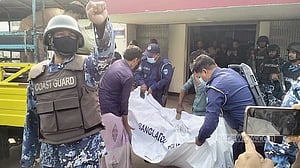 ‘টেকনাফে মাদকবাহী নৌকা থেকে নদীতে ঝাঁপ দেওয়া ব্যক্তির মৃত্যু’