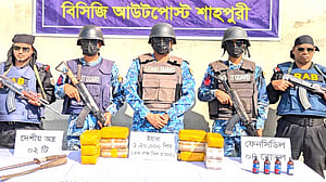 ‘পাচারকারীদের’ ফেলে যাওয়া ব্যাগে মিলল ১ লাখ ২০ হাজার ইয়াবা