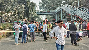 মহাখালীতে ফের সড়ক অবরোধে তিতুমীরের শিক্ষার্থীরা, যান চলাচল বন্ধ