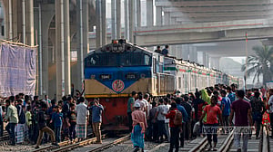 ৬ ঘণ্টা পর ঢাকা থেকে ট্রেন চলাচল শুরু