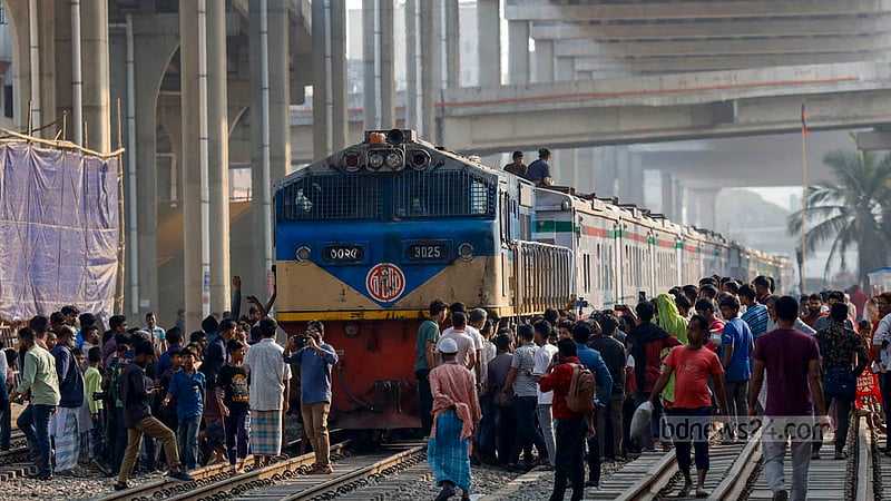 ৬ ঘণ্টা পর ঢাকা থেকে ট্রেন চলাচল শুরু